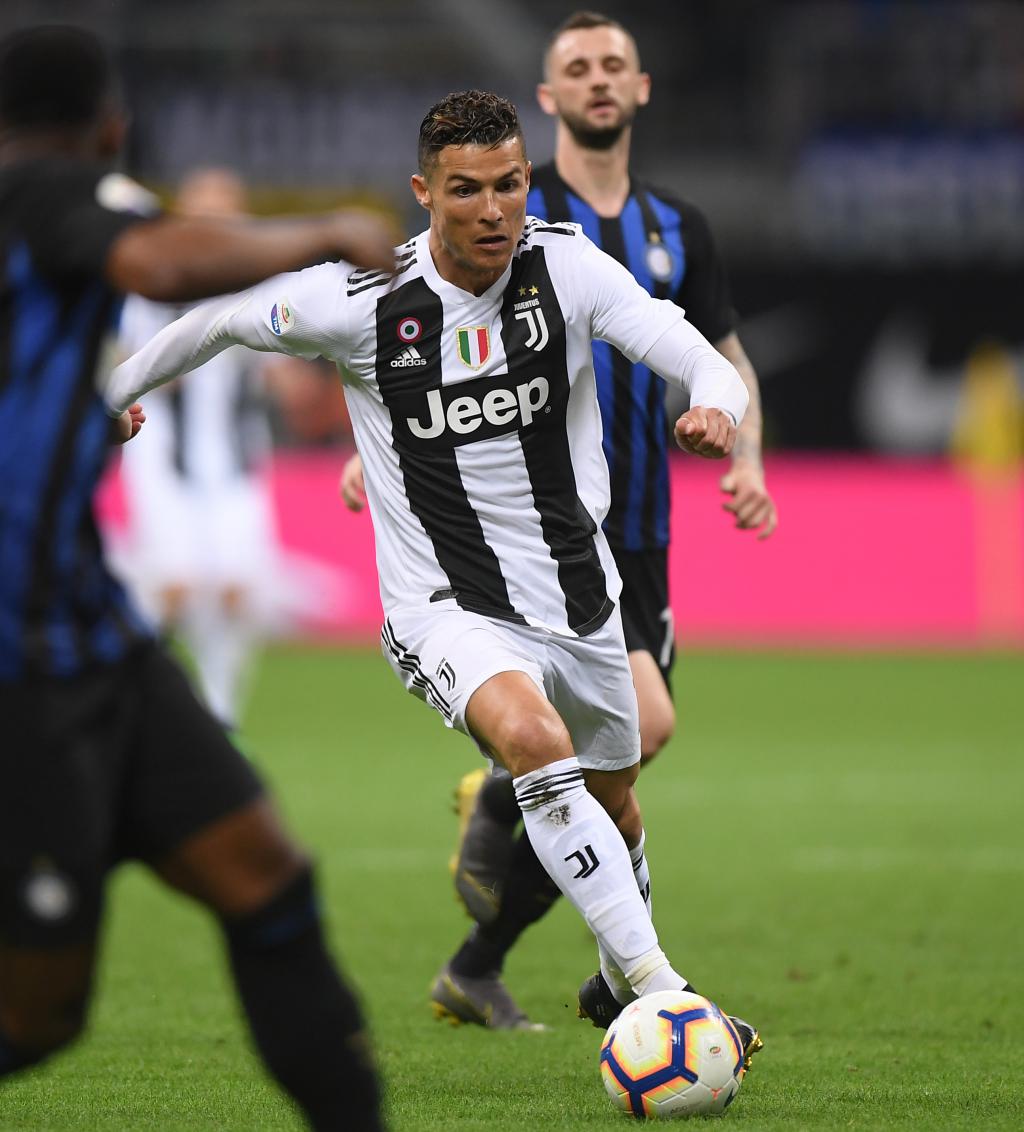 超高人气，一印度女球迷接机时手举标语：梅西，拯救印度足球（人气爆棚，印度女球迷机场举牌呼喊：梅西，请拯救印度足球）