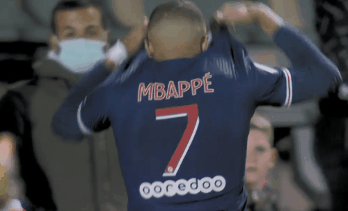 成都1-2河南赛中，阿奇姆彭遭看台球迷竖中指+骂黑鬼