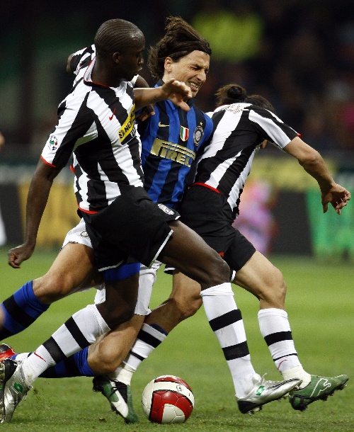 足球意甲射手榜竞争激烈，三人同进12球并列领跑（意甲金靴之争白热化：三将各入12球并列榜首）