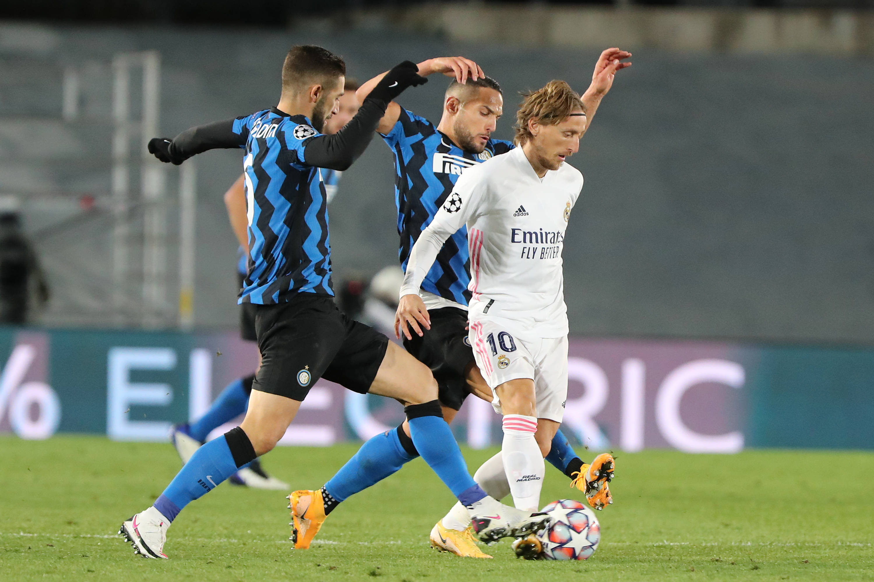 托尼：前锋不应在无意义的跑动上浪费精力，而是更专注于进球（托尼：前锋应减少无谓跑动，把精力用于进球）