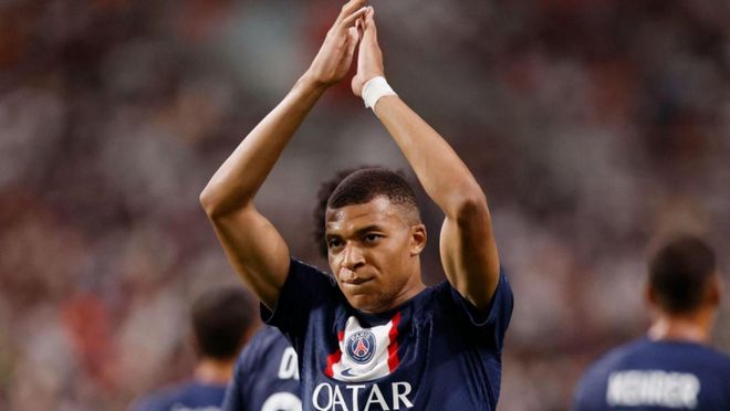 上赛季西甲最佳射手，姆巴佩领取皮奇奇奖（姆巴佩荣膺上赛季西甲射手王，捧起皮奇奇奖）