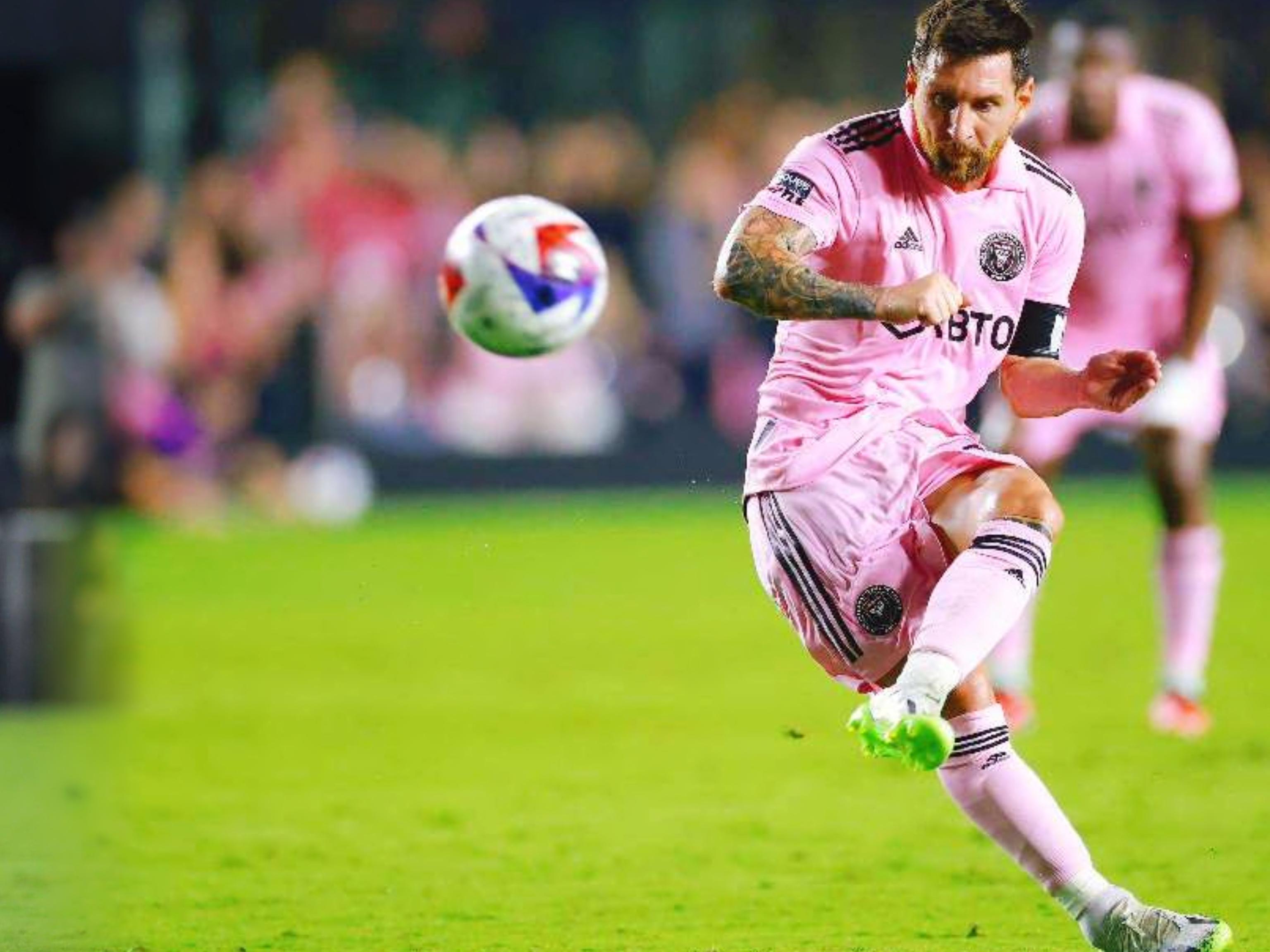 这是中后卫？范德芬长途奔袭神似孙兴慜的普斯卡什奖进球（中卫也能这样？范德芬长途奔袭复刻孙兴慜普斯卡什神球）