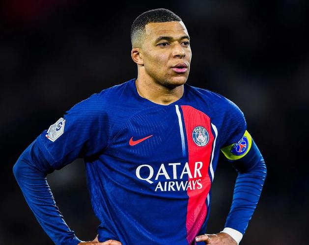 布莱顿发布三笘薰手持二战时日本侵略者照片的图片，如今已删除道歉但限制评论（布莱顿曾发三笘薰手持二战日军照片：已删文致歉并限制评论）