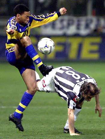 颜骏凌：武磊赛前对球队做了动员，我们争冠经验丰富没有包袱（颜骏凌：武磊赛前鼓劲全队，我们争冠经验十足、轻装上阵）